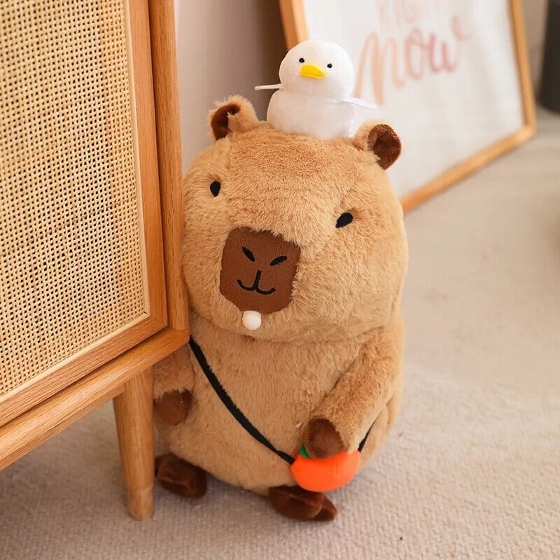 Plüsch Capybara Schlafende Figur – Flauschiges Kuscheltier mit Orange Plushie