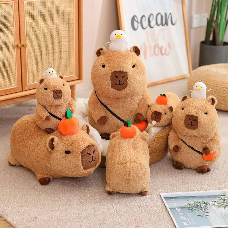 Plüsch Capybara Schlafende Figur – Flauschiges Kuscheltier mit Orange Plushie