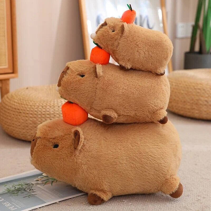 Plüsch Capybara Schlafende Figur – Flauschiges Kuscheltier mit Orange Plushie