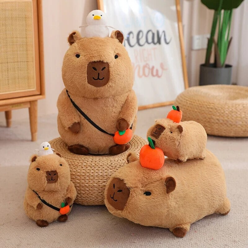 Plüsch Capybara Schlafende Figur – Flauschiges Kuscheltier mit Orange Plushie