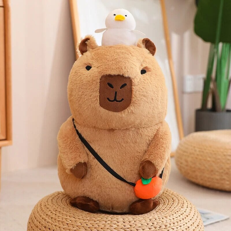 Plüsch Capybara Schlafende Figur – Flauschiges Kuscheltier mit Orange Plushie