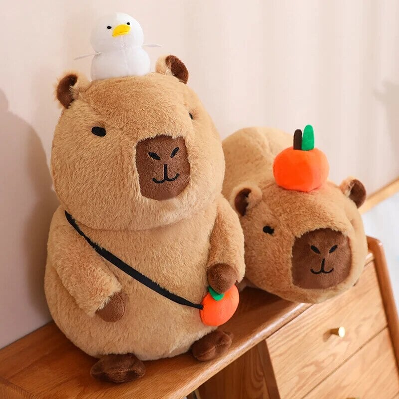 Plüsch Capybara Schlafende Figur – Flauschiges Kuscheltier mit Orange Plushie