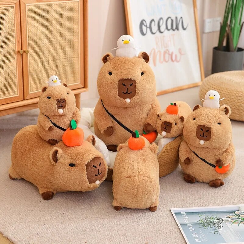 Plüsch Capybara Schlafende Figur – Flauschiges Kuscheltier mit Orange Plushie
