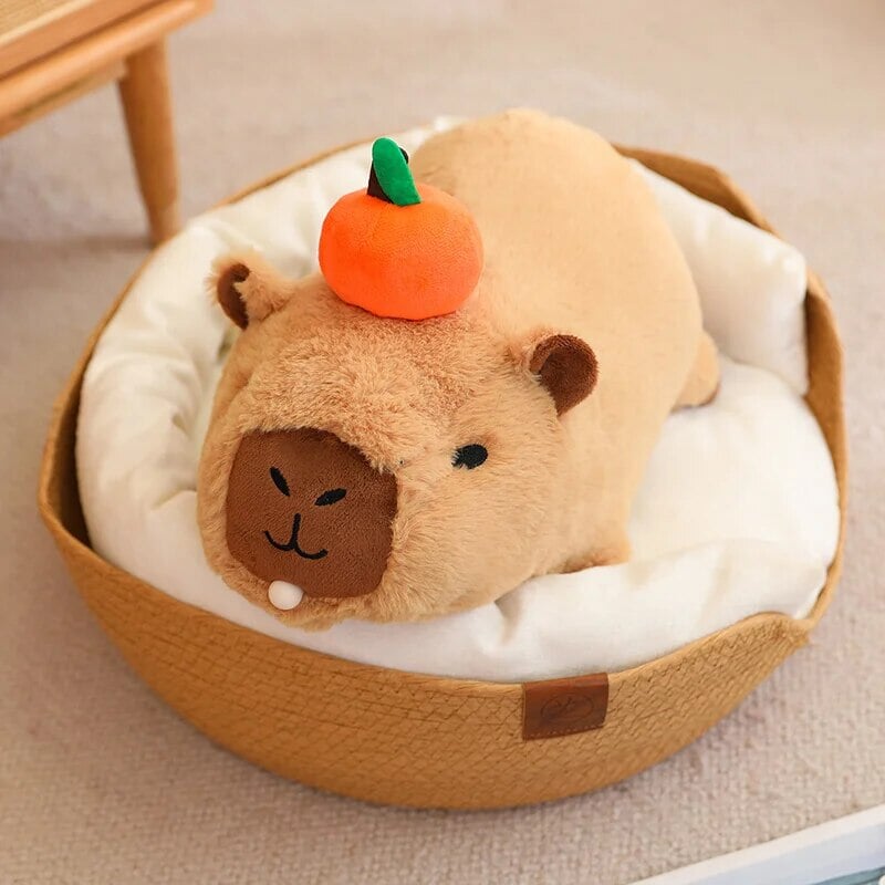 Plüsch Capybara Schlafende Figur – Flauschiges Kuscheltier mit Orange Plushie